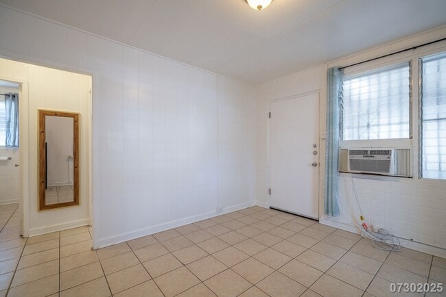 Building Photo - Conveniently Located Moi'ili'ili Apt. near...