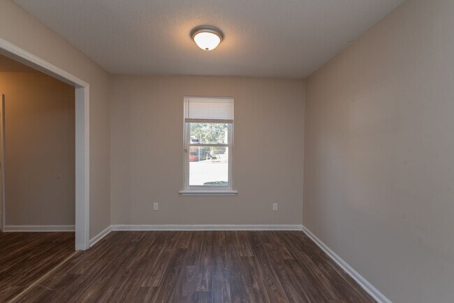 Building Photo - 2937 Dahlia Dr