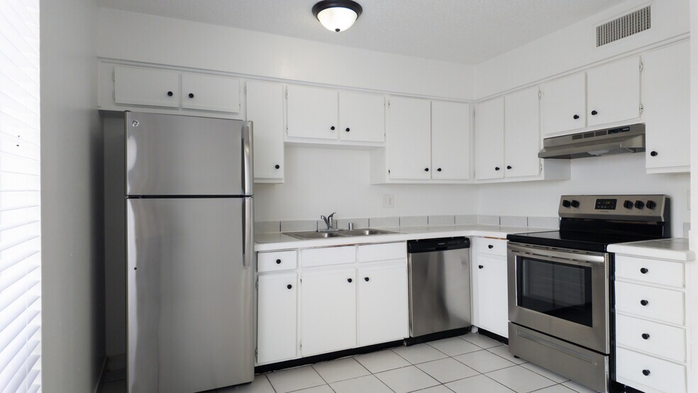 Building Photo - Centurion Pearl