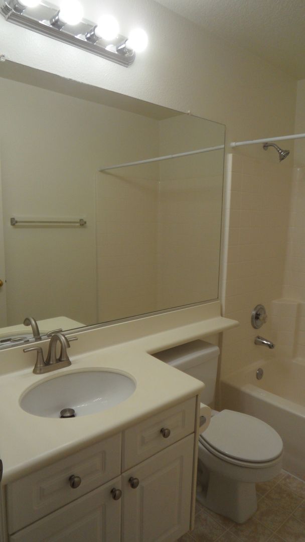 Building Photo - 33 Bonsall