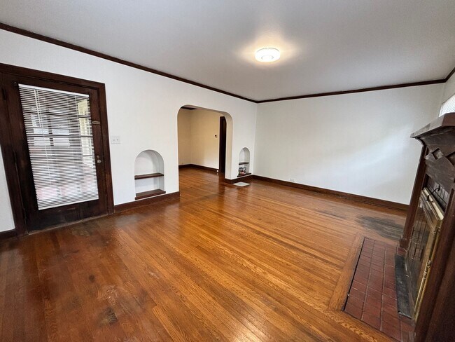 Building Photo - Newly updated 4 bedroom house in Laurelhurst neighborhood!