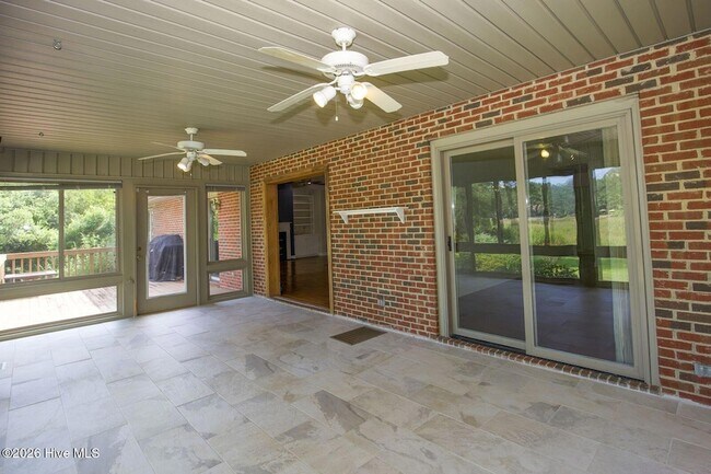 Building Photo - 1205 Greenbriar Dr
