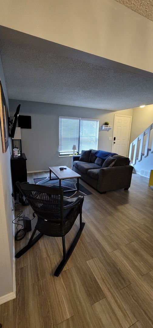 Building Photo - Charming Westside 2 Bedroom- pet friendly