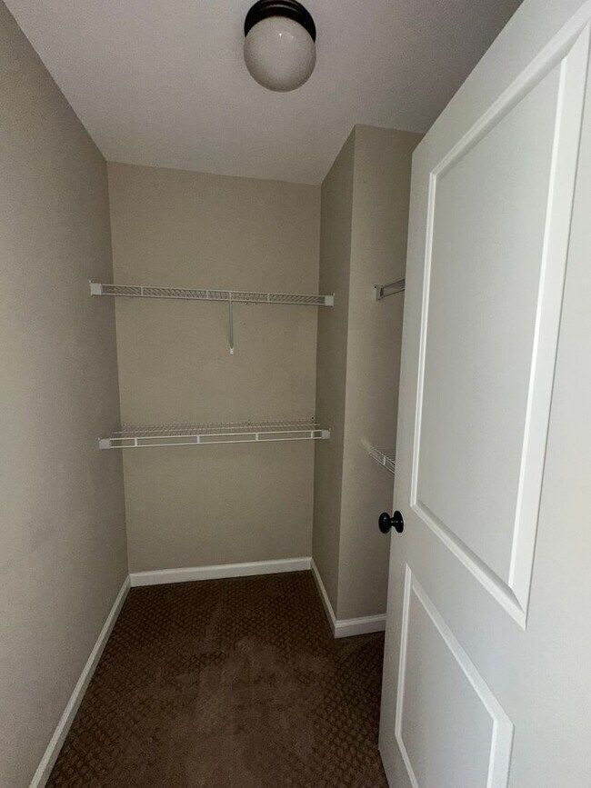 Building Photo - Brick Single Family Rental - 4 bedroom/4.5...