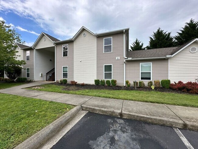 Building Photo - 10 Zell Ln