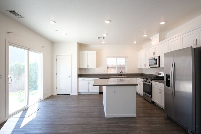 Building Photo - Move-in ready! Stunning 4-bedroom, 3-bathr...