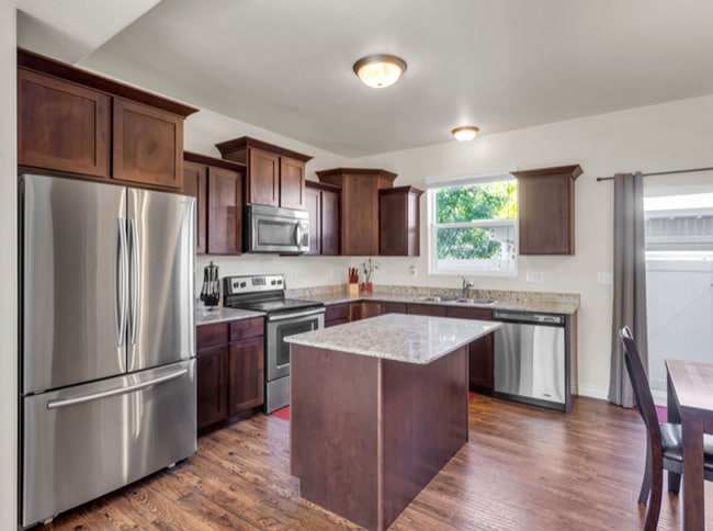 Building Photo - 4 Bed/2.5 Bathroom home in Woods Cross