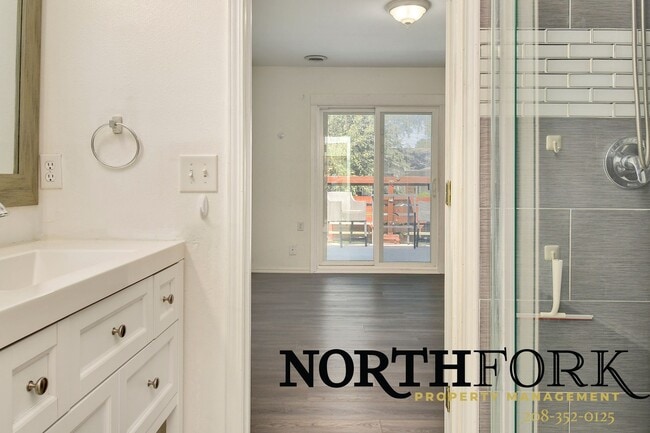 Building Photo - Southeast Boise Rental with Vaulted Ceilin...