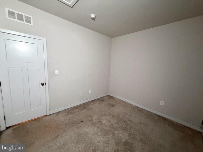 Building Photo - 4812 Crest View Dr