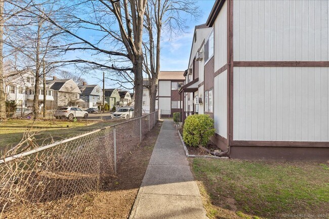 Building Photo - 215 Union Ave