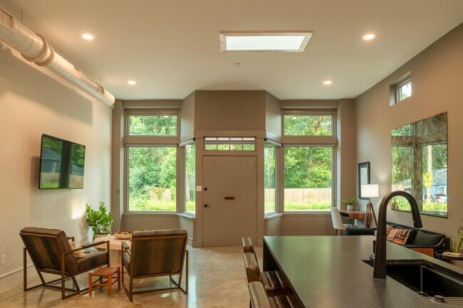 Primary Photo - 612 W 8th Ave