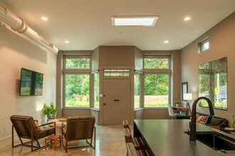 Building Photo - 612 W 8th Ave