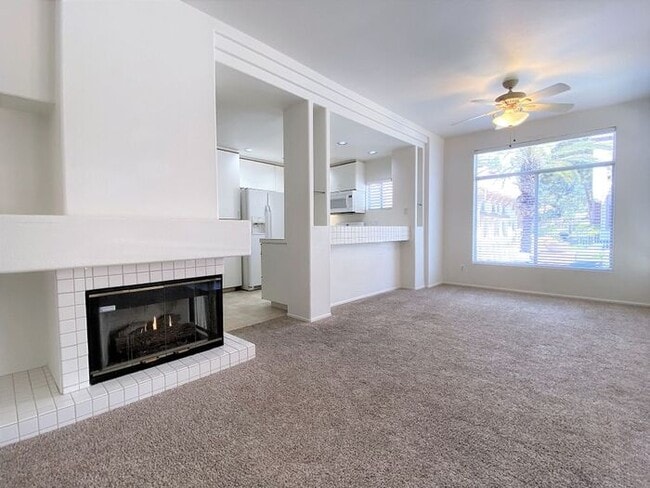 Building Photo - Desirable 2 Bedroom 2.5 Bathroom Townhome ...