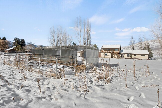 Building Photo - Beautiful home in Eden with amazing views from covered deck and 4 car garage