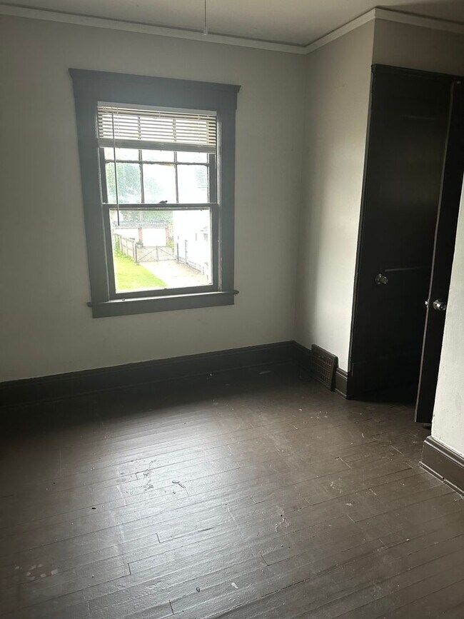 Building Photo - Cleveland East Side Single