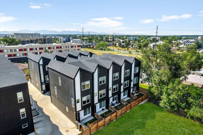 Building Photo - Gorgeous 3 bedroom, 4 bathroom townhome mi...