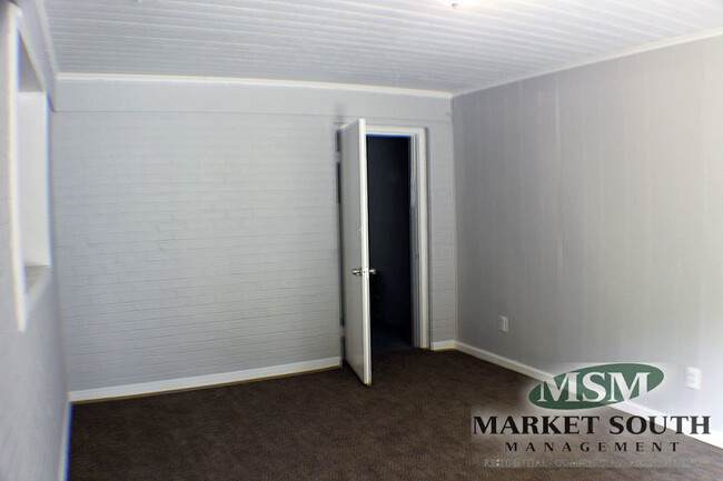 Building Photo - BRICK RANCH OFF SKIDAWAY- AVAILABLE NOW!