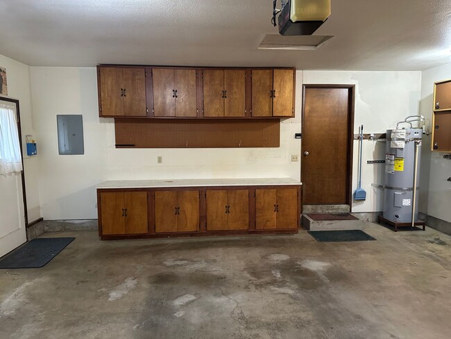 Building Photo - Beautiful 3 bedroom 2 bathroom house in a ...