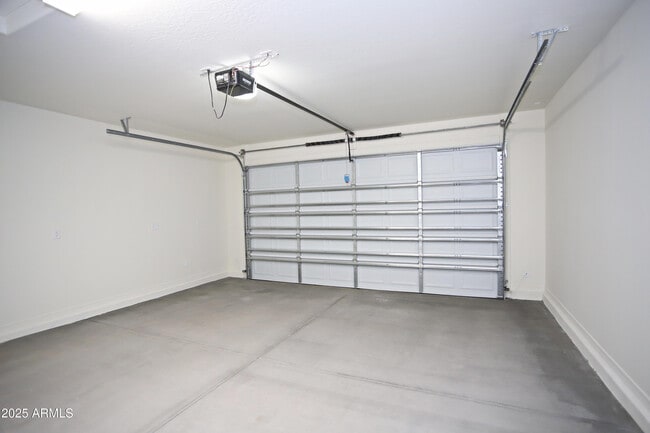 Building Photo - 831 W Finch Dr