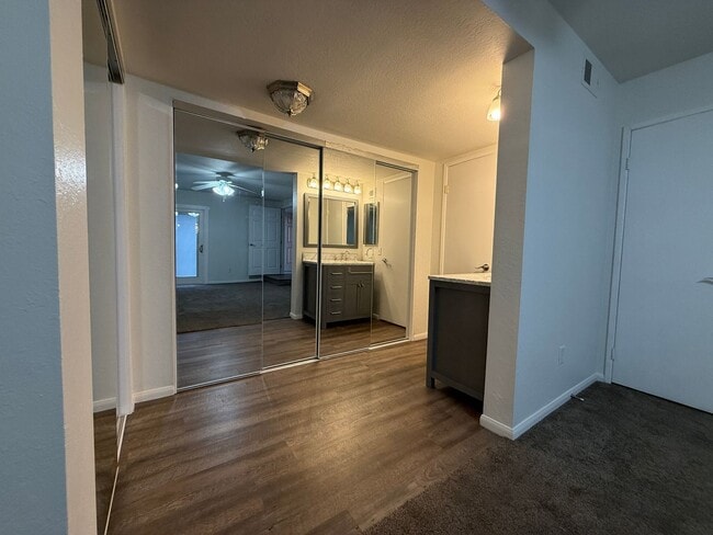 Building Photo - Beautiful 4-Bedroom Home in the Heart of Valencia!