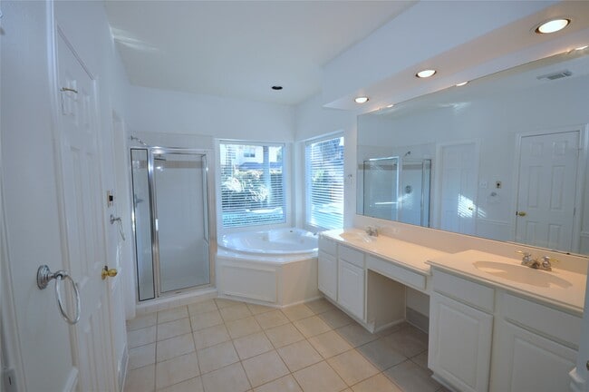Building Photo - 5634 Heather Run Dr