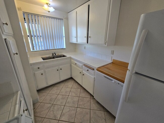 Building Photo - Spacious 4 Bedroom Home with 2-Car Garage & Large Living Areas