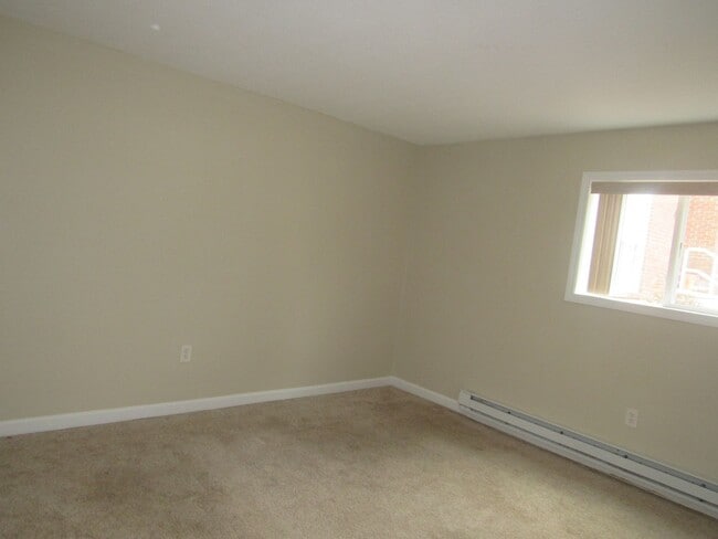 Building Photo - Londonderry Garden Condo- Available NOW!