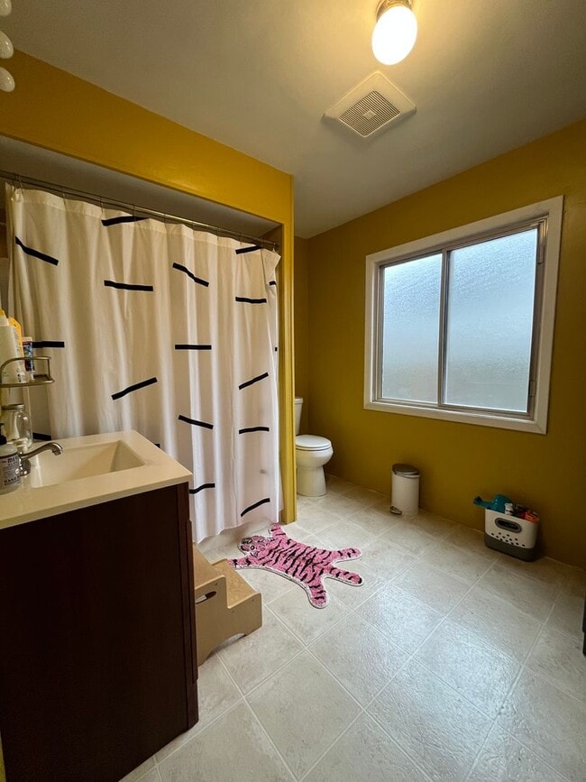 Building Photo - 4-Bedroom 3-Bathroom Home in Springfield