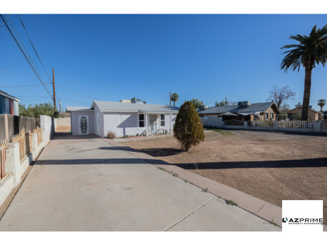 Building Photo - Charming 2/1 Phoenix House in a Prime Loca...