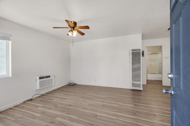 Building Photo - 4067 Vineyard Ave
