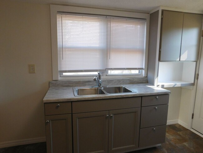 Building Photo - 423 Bouy St