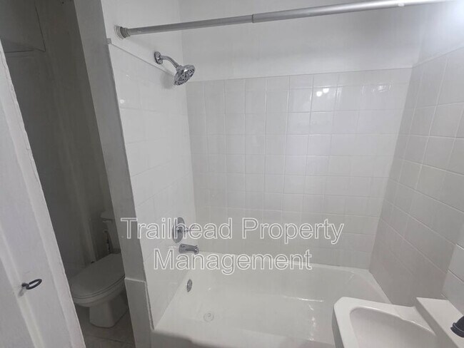 Building Photo - 3115 S Forest Ave