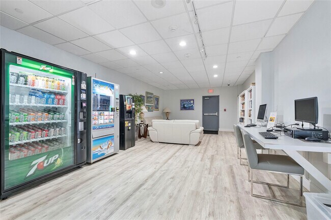 Building Photo - 405 N Ocean Blvd