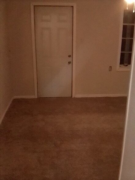 Building Photo - 918 Williams St E