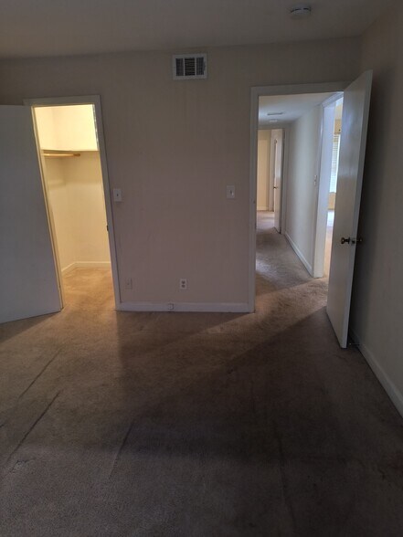 Building Photo - 2890 Carriage Dr
