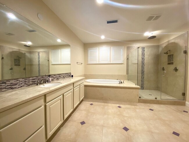 Building Photo - Sommersett 4 bedroom