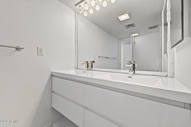 Building Photo - 4656 N 40th St