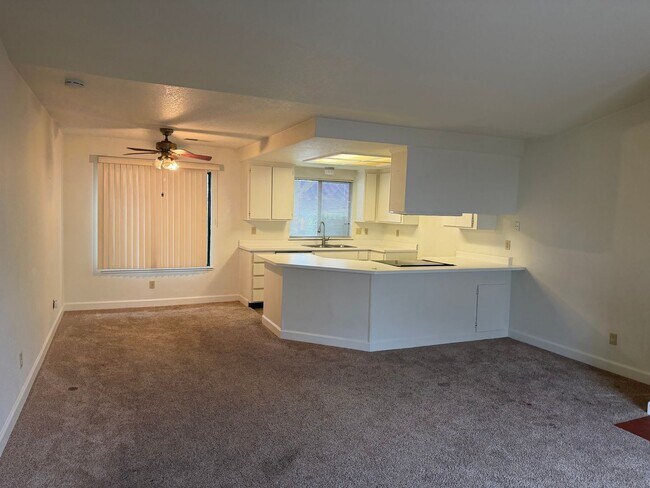 Building Photo - Great 2 Bedroom 2 bath duplex