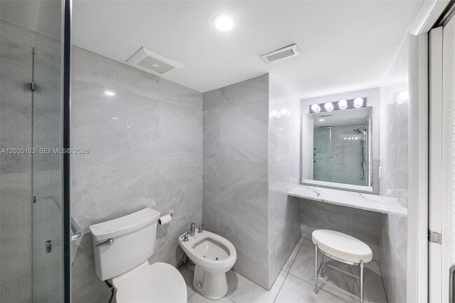 Building Photo - 520 Brickell Key Dr