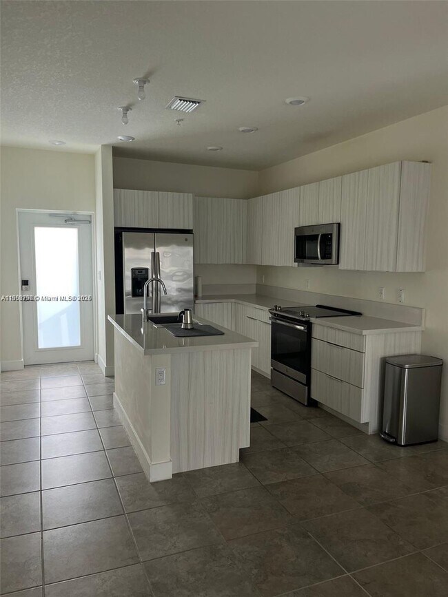 Building Photo - 4740 NW 84th Ct