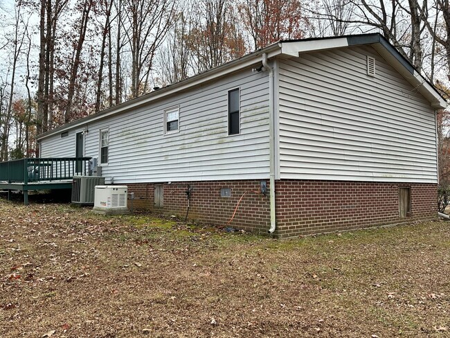 Building Photo - 3-Bedroom Home Close to Farmville with Who...