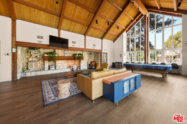 Building Photo - 6425 Green Valley Cir