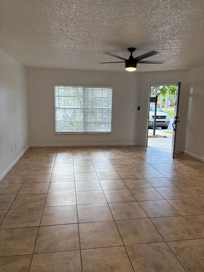 Building Photo - Newly remodeled 2/2 condo Winter Park  $300. incentive for move in by 6/15/2026