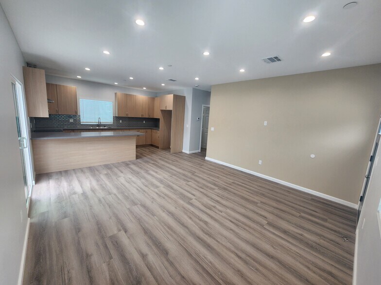 Building Photo - 15524 Tupper St