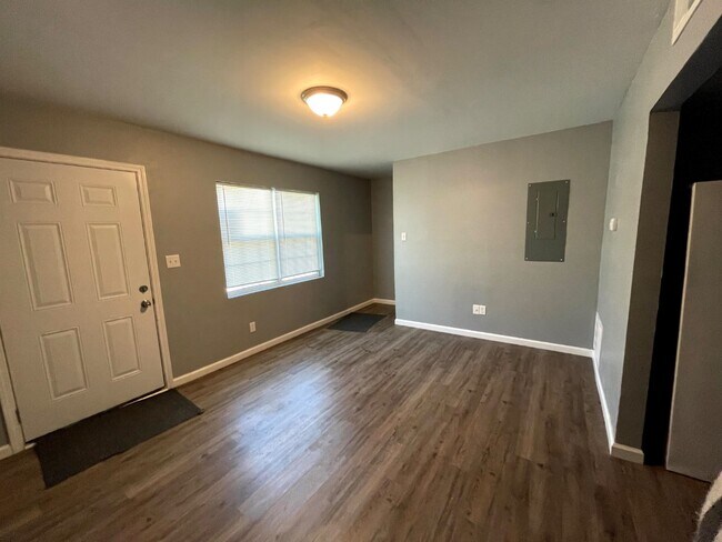 Building Photo - 458 Daffodil St