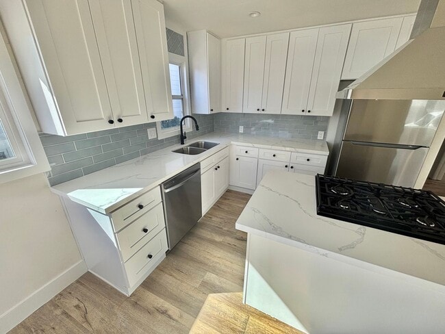 Building Photo - Fully Renovated 2bd/1ba! Just a block from...