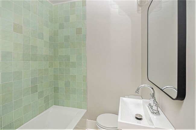 Building Photo - Spacious 2 bedroom home in the heart of Ci...