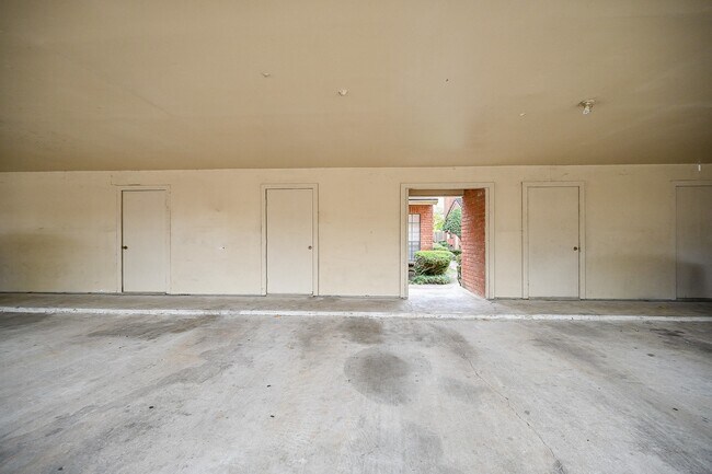 Building Photo - 2211 S Kirkwood Rd