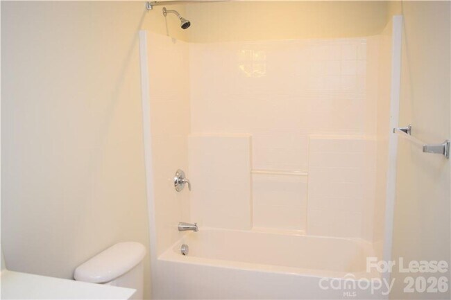 Building Photo - Stylish Braxton Gate Townhome with Garage & Main-Level Primary Suite