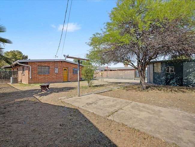 Building Photo - Charming 3-Bedroom Home with Spacious Yard & Versatile Storage!